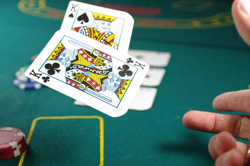 De los Salones Llenos de Humo a las Mesas Virtuales. La Fascinante Evolución del Poker 1 De los Salones Llenos de Humo a las Mesas Virtuales. La Fascinante Evolución del Poker La evolución del poker