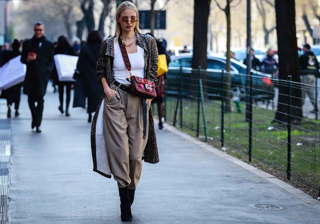 The Evolution of Women's Fashion throughout History 2 The Evolution of Women's Fashion throughout History Moda femenina